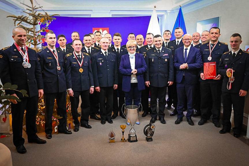 Wojewoda nagrodziła strażaków z Krosna za ich sportową pasję i sukcesy