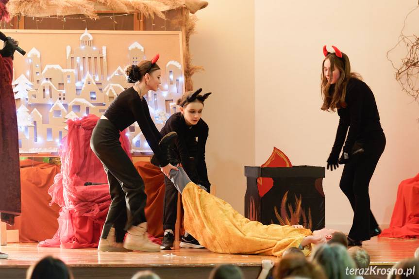 Magia świąt w Suchodole. Jasełka w wykonaniu uczniów SP nr 5 w Krośnie [ZDJĘCIA]