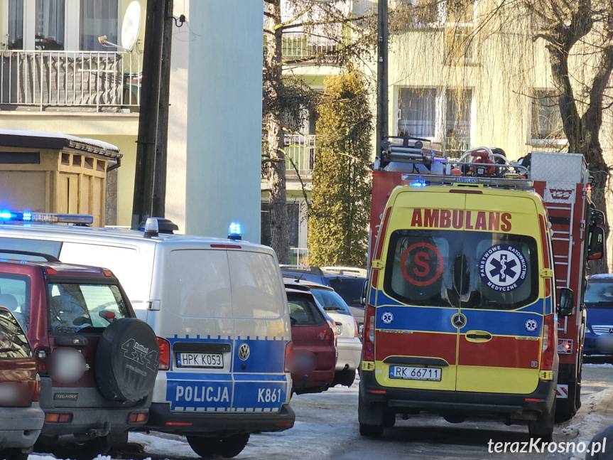 Mężczyzna wypadł z drugiego piętra bloku