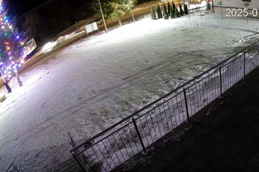 Monitoring uchwycił moment zniszczenia oświetlenia choinki