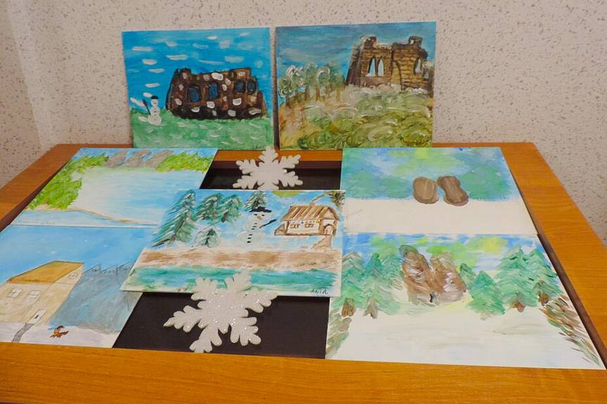 Babcie, dziadkowie i wnuki malują zimowe pejzaże