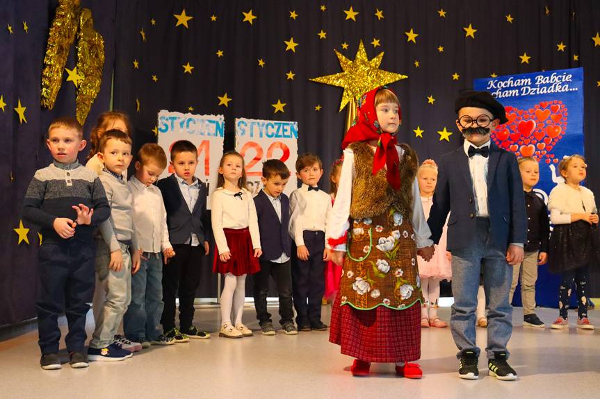 Dzień Babci i Dziadka w oddziałach przedszkolnych SP w Miejscu Piastowym [ZDJĘCIA]