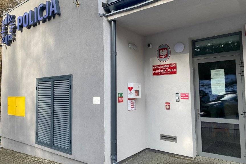 Przy Posterunku Policji w Polańczyku dostępny jest defibrylator AED