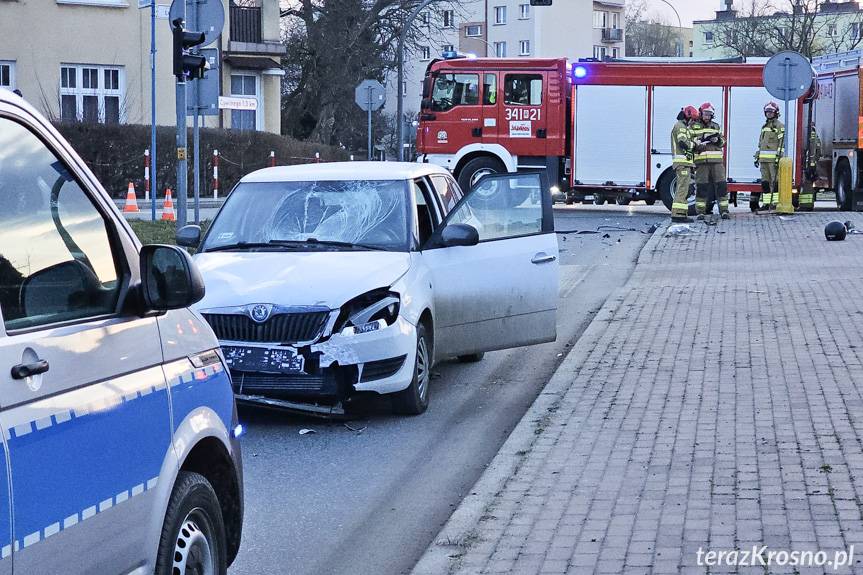 Wypadek w Krośnie. Zderzenie samochodu ze skuterem