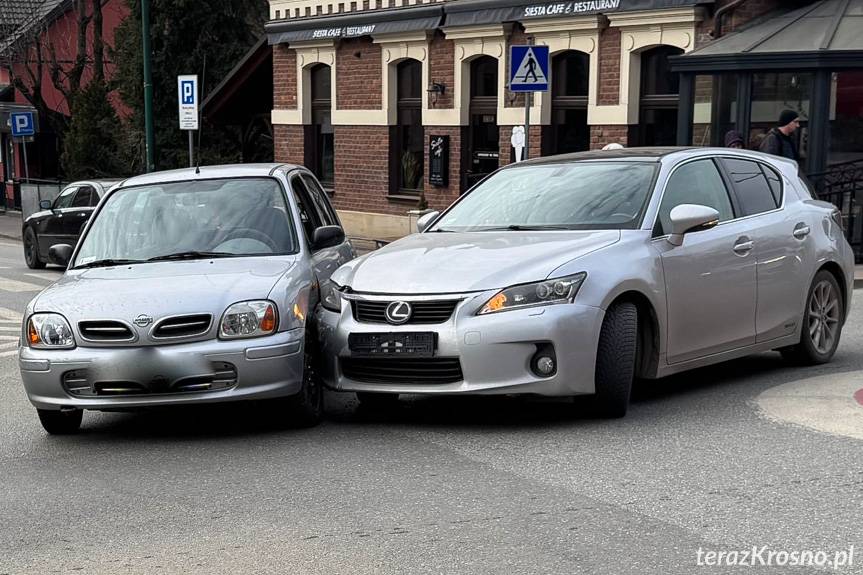 Zderzenie dwóch samochodów na rondzie w Krośnie