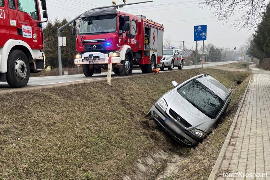 Krościenko Wyżne. Osobówką wjechał do rowu