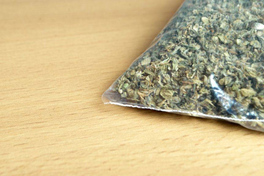 Nerwy go zdradziły. 20-latek z haszyszem zatrzymany przez policję