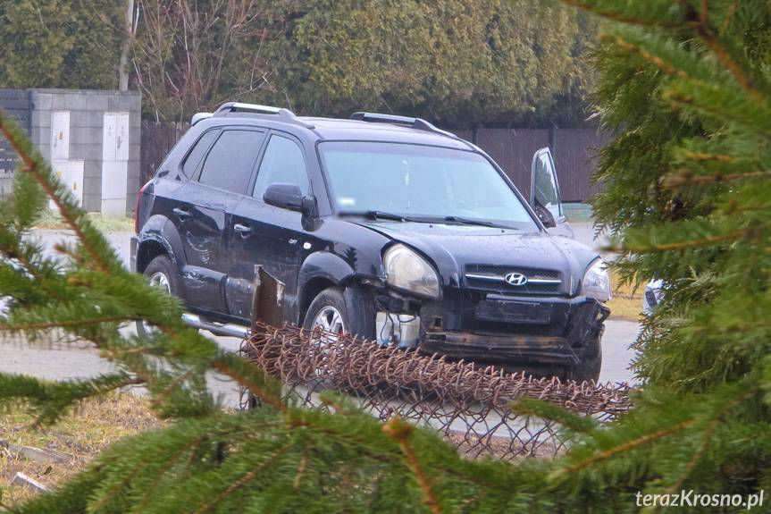 Uderzył w słup i garaż