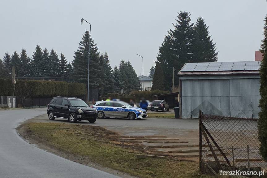 Uderzył w słup i garaż