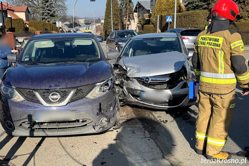 Krosno. Zderzenie dwóch samochodów na skrzyżowaniu
