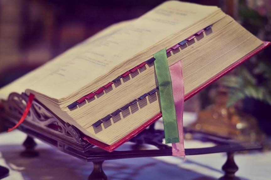 Wtargnął do kościoła, zniszczył księgę liturgiczną i uciekł