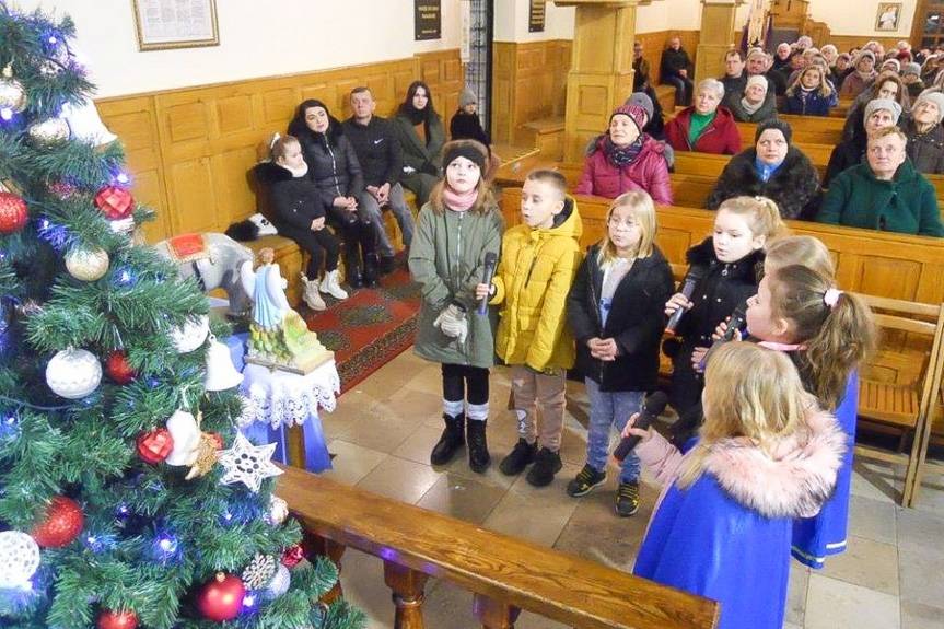 Świąteczny finał w wykonaniu najmłodszych parafian