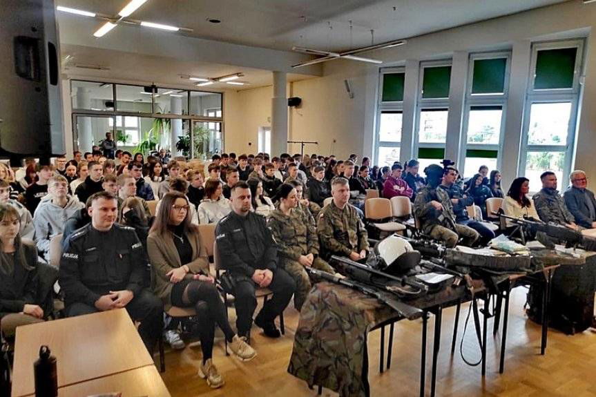 Spotkanie z Policją i WOT w Rymanowie – cenne lekcje dla młodzieży