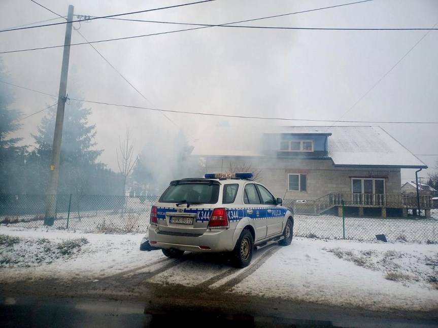 Pożar sadzy w kominie. Policjanci ewakuowali mieszkańców