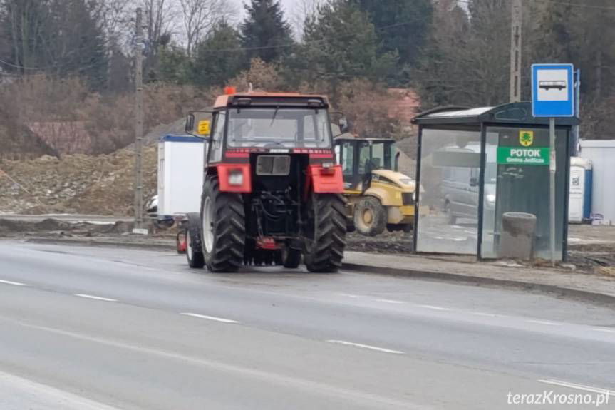 Zderzenie osobówki z ciągnikiem rolniczym na DK28