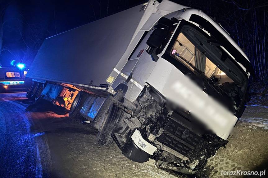 Tir w rowie na DK19