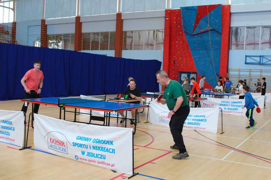 Zacięta rywalizacja w Jedliczu. Wyłoniono najlepszych tenisistów stołowych