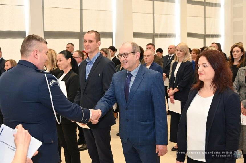 Nie noszą mundurów, ale są niezbędni. Policja podziękowała pracownikom cywilnym