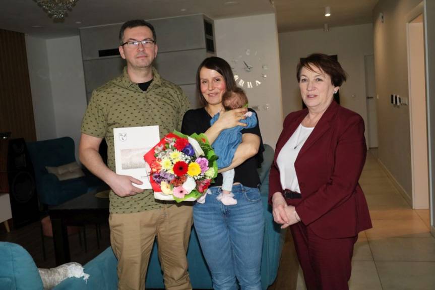 Burmistrz Dukli z wizytą u pierwszego dziecka urodzonego w gminie w nowym roku
