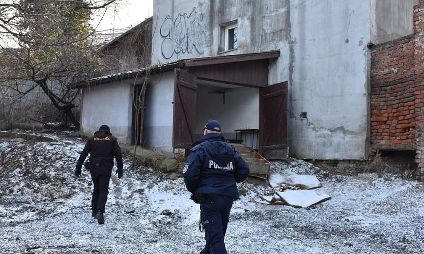Policjanci i strażnicy miejscy odwiedzają osoby zagrożone wychłodzeniem