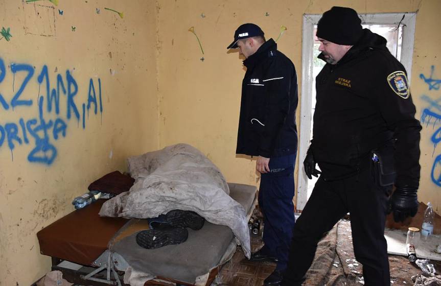 Policjanci i strażnicy miejscy odwiedzają osoby zagrożone wychłodzeniem