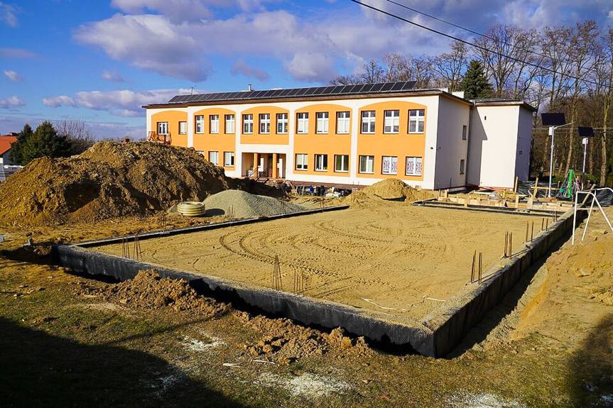 Trwają prace przy budowie sali gimnastycznej przy ZSP w Żarnowcu