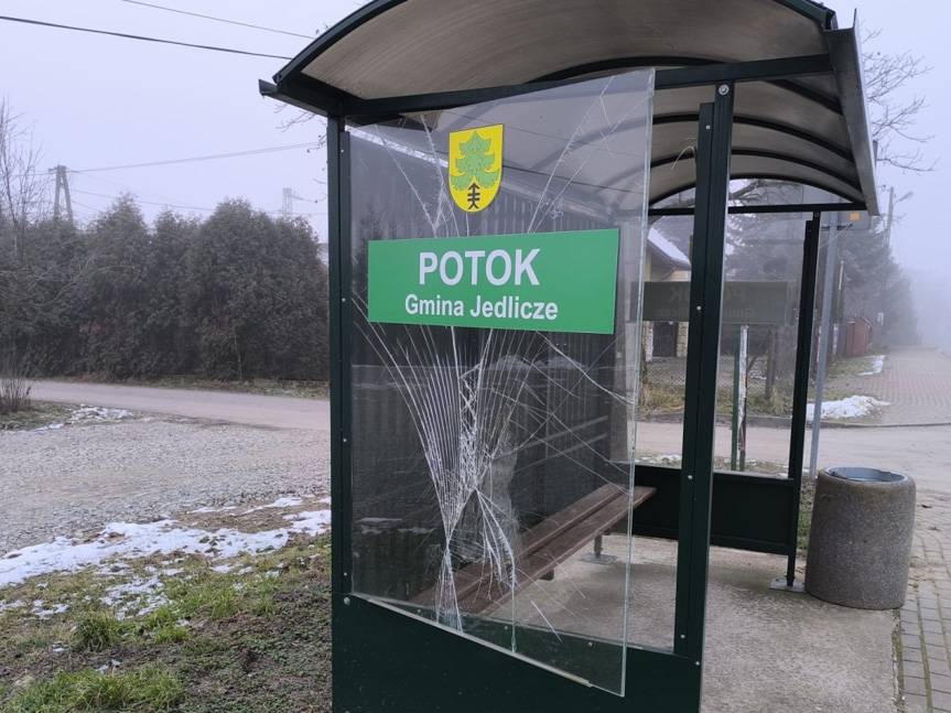 Trzy miejscowości, trzy zniszczone wiaty przystankowe