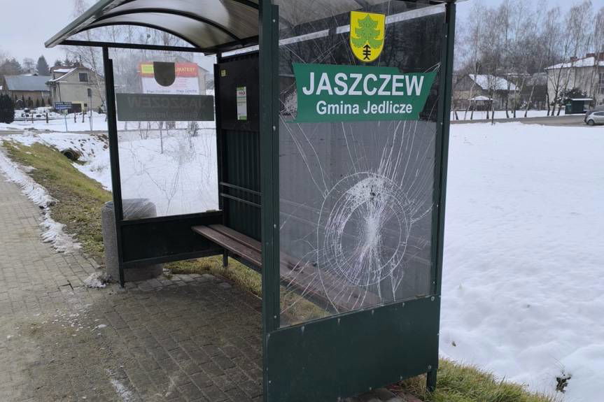 Trzy miejscowości, trzy zniszczone wiaty przystankowe