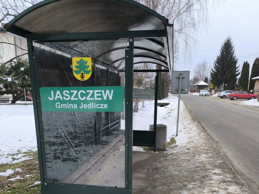 Trzy miejscowości, trzy zniszczone wiaty przystankowe