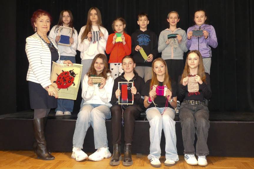 Ferie z nutką tradycji. Warsztaty tkackie dla najmłodszych