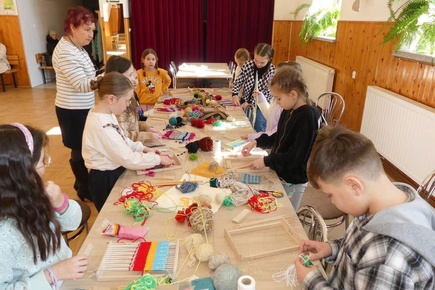 Ferie z nutką tradycji. Warsztaty tkackie dla najmłodszych