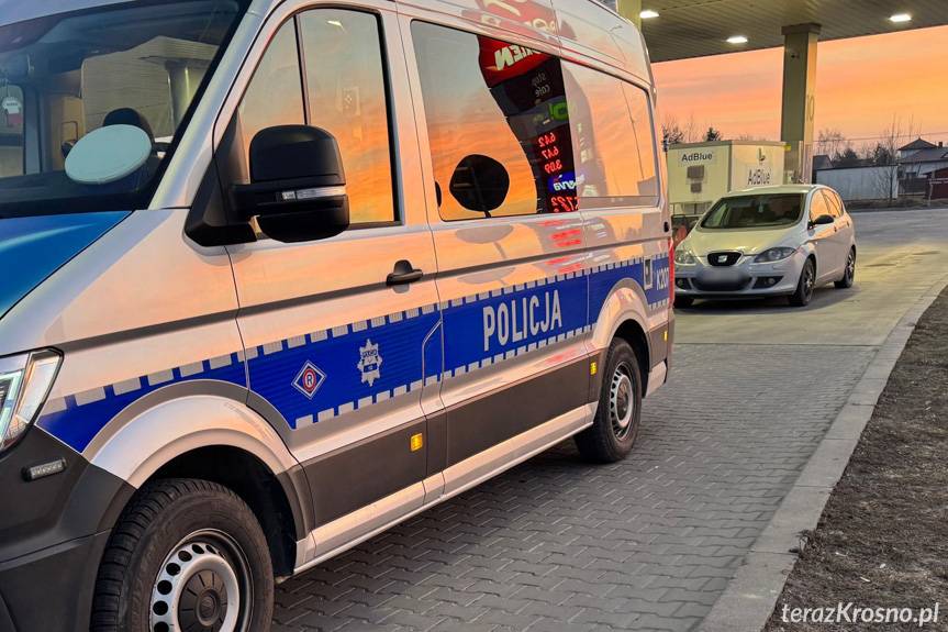 Cofając najechał na osobówkę