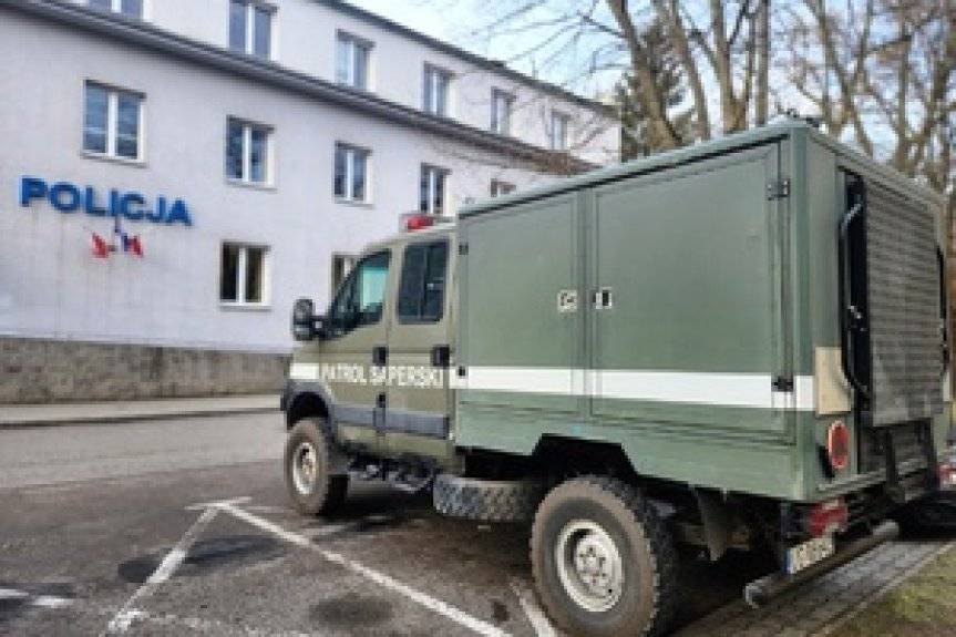 Policjanci zabezpieczali miejsce znalezienia niewybuchu w Przebendowie