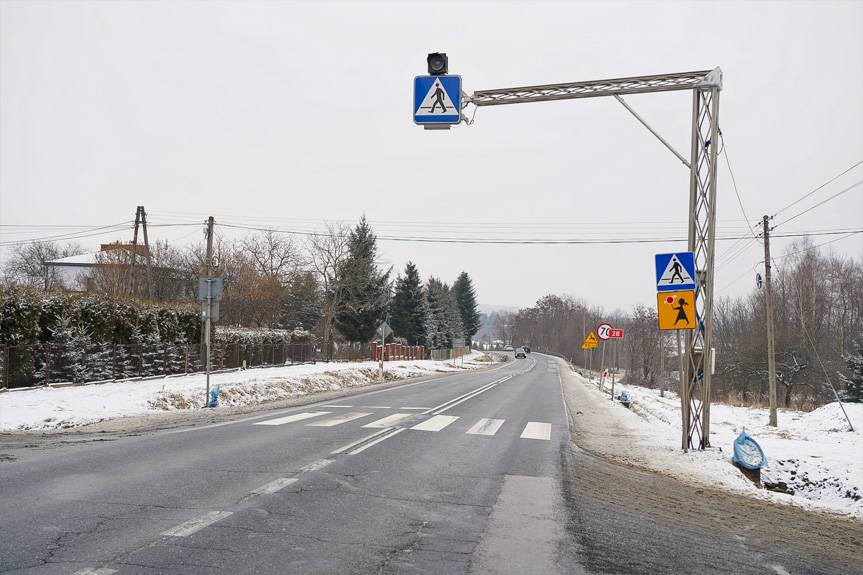 Prace przy doświetleniu przejść dla pieszych na DK28