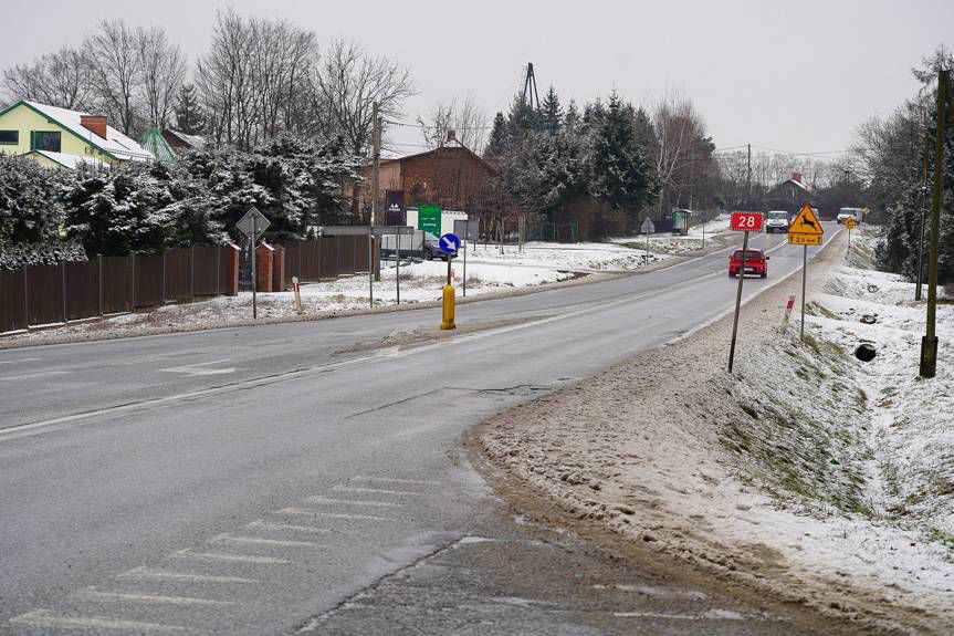 Prace przy doświetleniu przejść dla pieszych na DK28