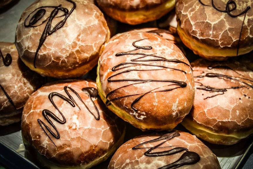Gdzie kupić najtańsze pączki w tłusty czwartek 2025? Porównanie cen w marketach