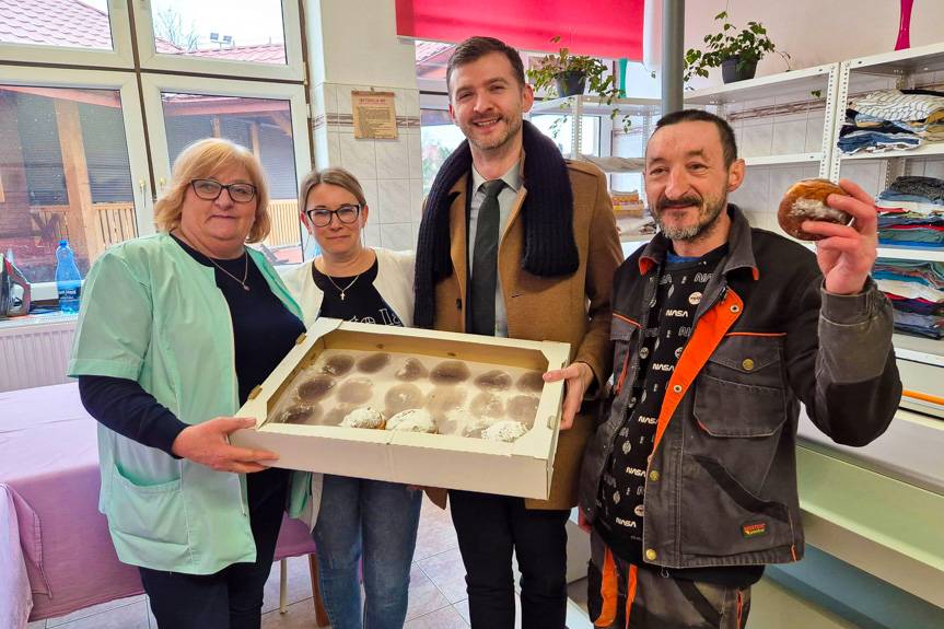 Tłusty Czwartek w Gminie Iwonicz-Zdrój - burmistrz częstował pączkami