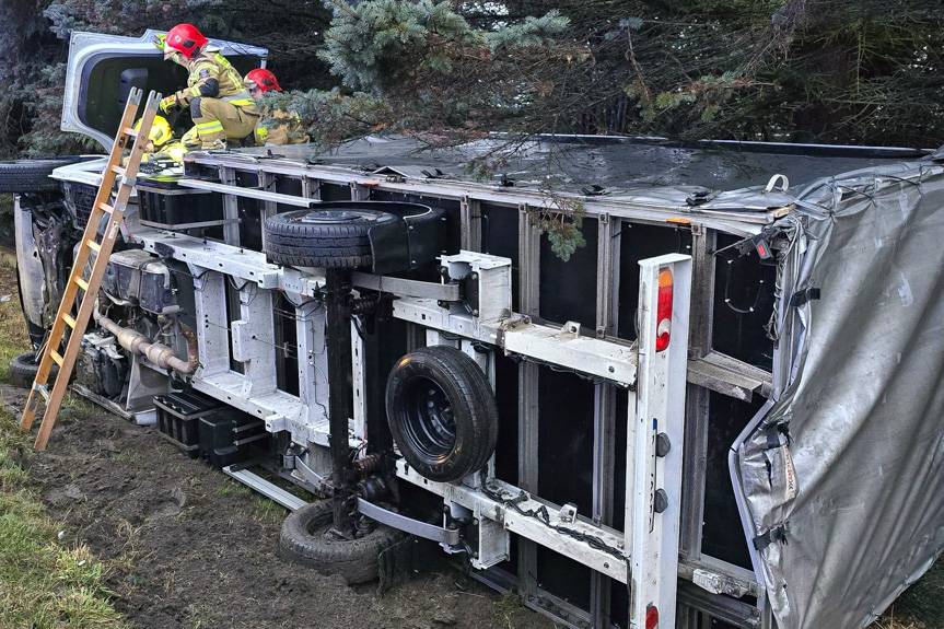 Zderzenie samochodu dostawczego z ciężarowym w Brzostku