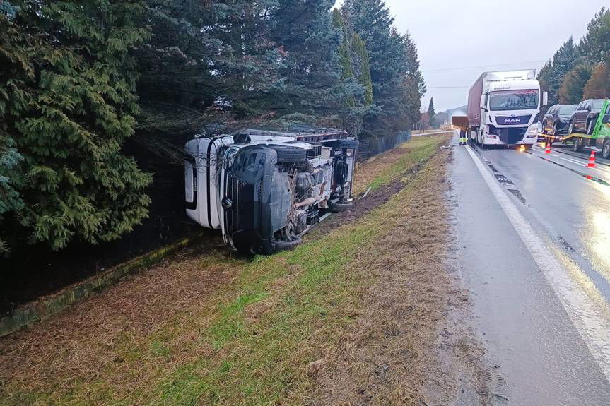 Zderzenie samochodu dostawczego z ciężarowym w Brzostku