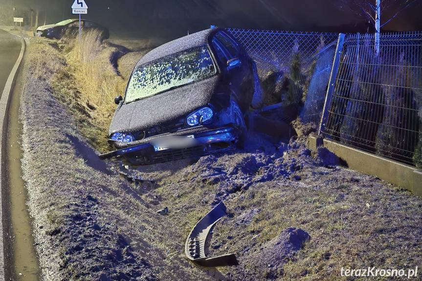 Głowienka. Wjechała do rowu i skasowała ogrodzenie