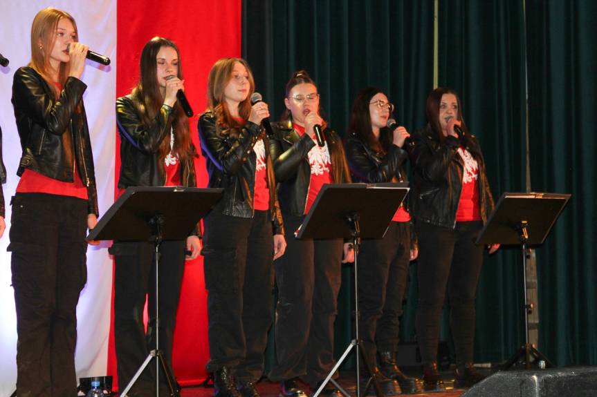 Pieśni patriotyczne zabrzmiały w Iwoniczu-Zdroju ku czci bohaterów