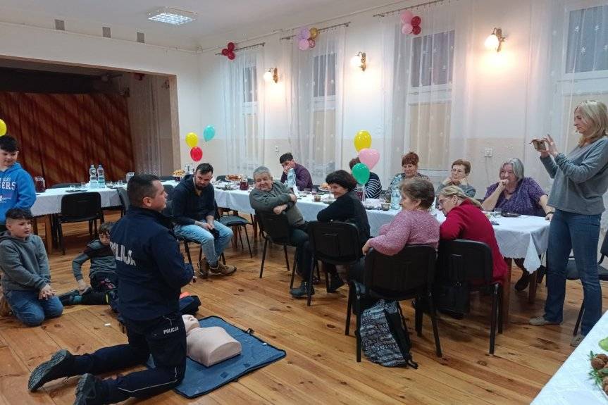 Przestępczość na tzw. ,,Wnuczka'' oraz zasady pierwszej pomocy tematem spotkania z mieszkańcami Przedborza