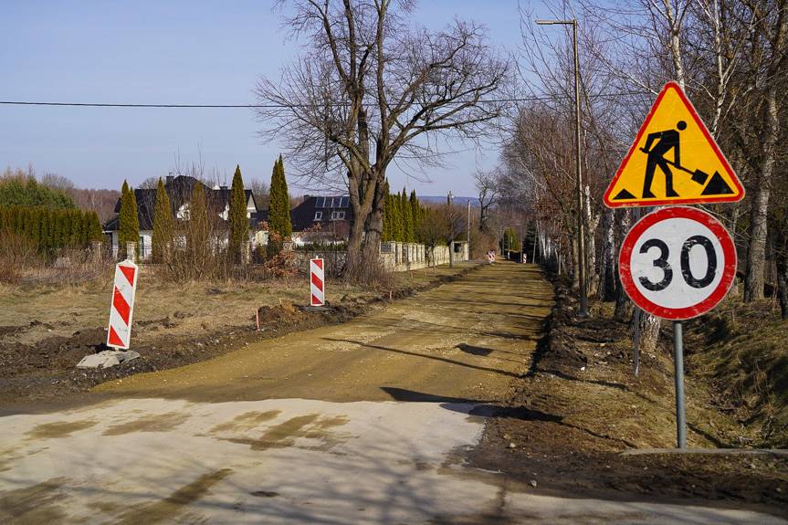 Kolejne odcinki dróg w gminie Jedlicze przechodzą remonty