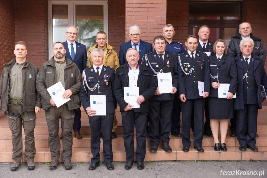 Podziękowania dla tych, którzy nie zawiedli. Wójt Korczyny uhonorował służby [ZDJĘCIA, WIDEO]