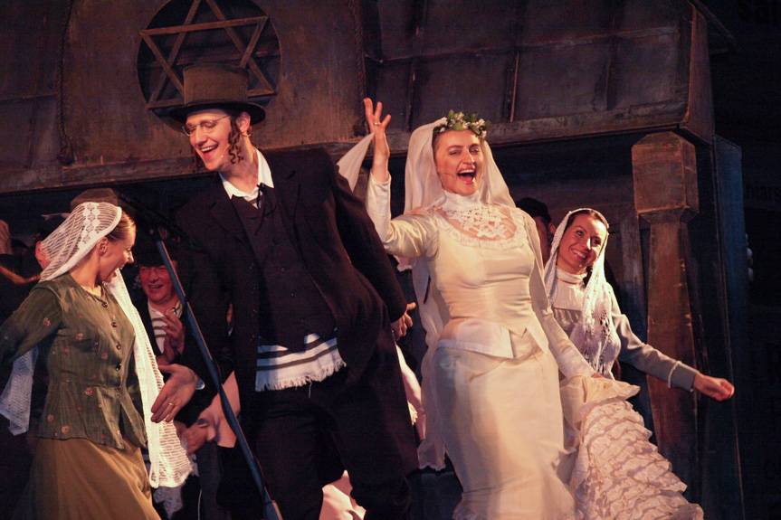 Skrzypek na dachu w Krośnie. Zobacz zdjęcia z 2009 roku