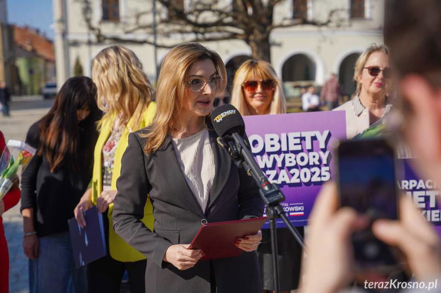Kobiety z Trzaskiem. Konferencja na rynku w Krośnie [ZDJĘCIA]