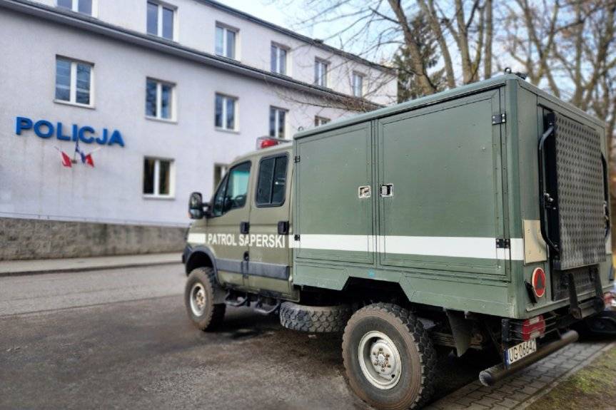 Policjanci zabezpieczali miejsca odnalezienia niewybuchów