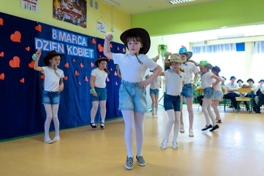 Mali artyści z wielkim sercem – Dzień Kobiet w SP w Korczynie