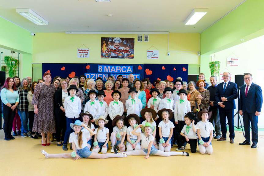 Mali artyści z wielkim sercem – Dzień Kobiet w SP w Korczynie