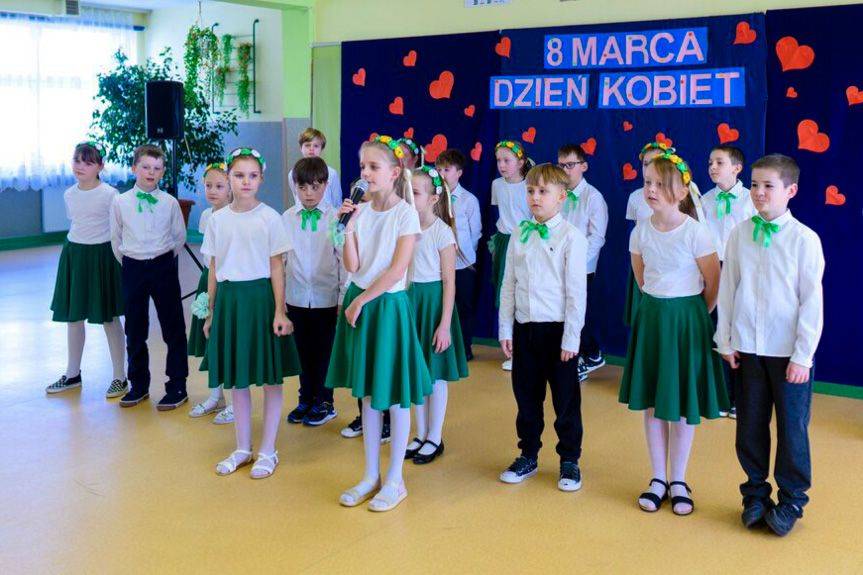 Mali artyści z wielkim sercem – Dzień Kobiet w SP w Korczynie